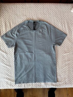 lululemon athletica Light Blue Short Sleeve T-Shirt Metal Vent Tech